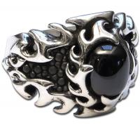 Drachenfeuer Ring mit schwarzem Stein und Stachelrochenleder Drachenfeuer Ring mit schwarzem Stein und Stachelrochenleder