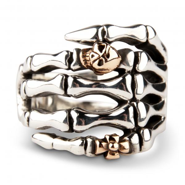 Skelett-Hand mit Biker-Ringen