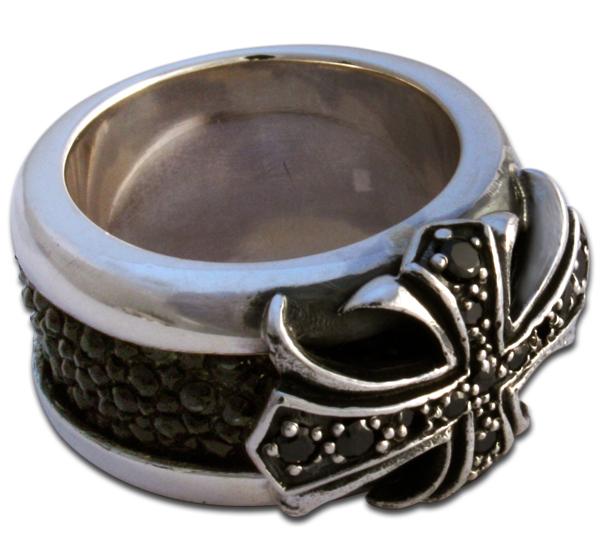 Stachelrochenleder-Ring mit großem Kreuz