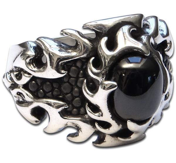 Drachenfeuer Ring mit schwarzem Stein und Stachelrochenleder